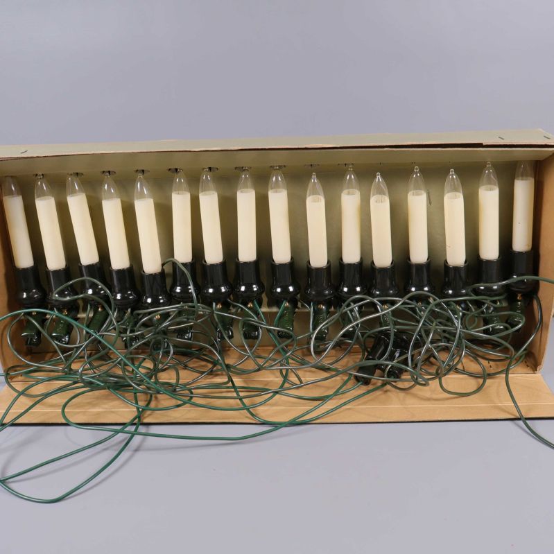 Julgransbelysningens ljus och ledningar ordnade i kartong