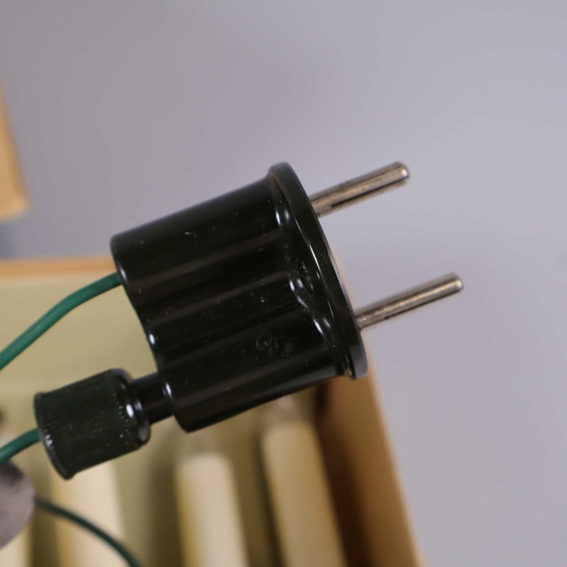 Närbild på svart kontakt med två stift för julgransbelysning