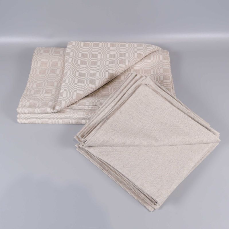 Duk med geometriskt mönster samt vikta servetter