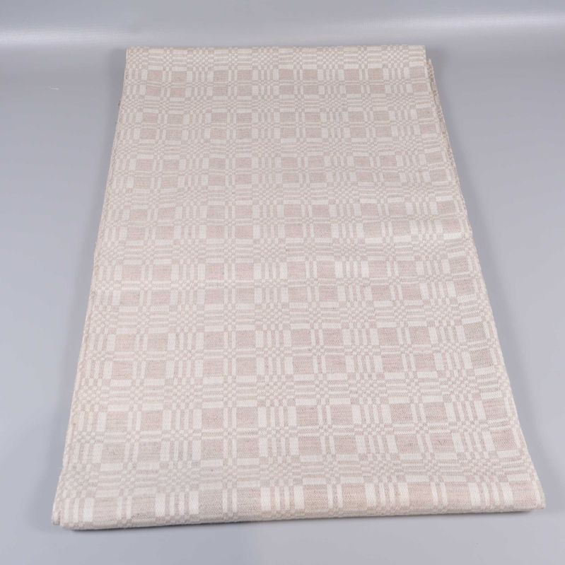 Vikbar duk med diskret rutmönster utlagd