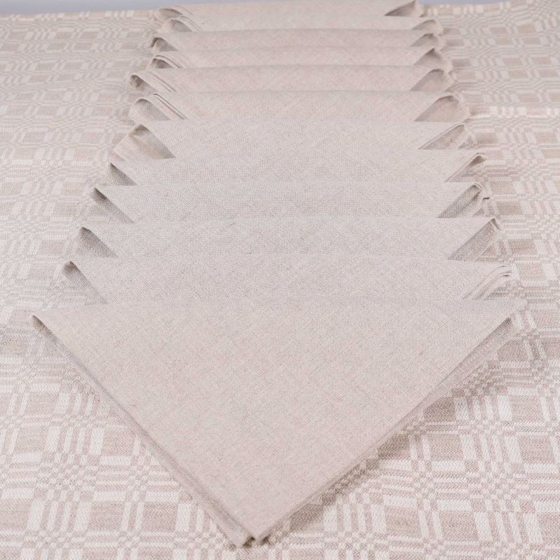 Vikta servetter liggande på mönstrad duk