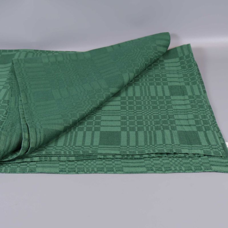 Grön duk delvis utrullad och dubbelvikt