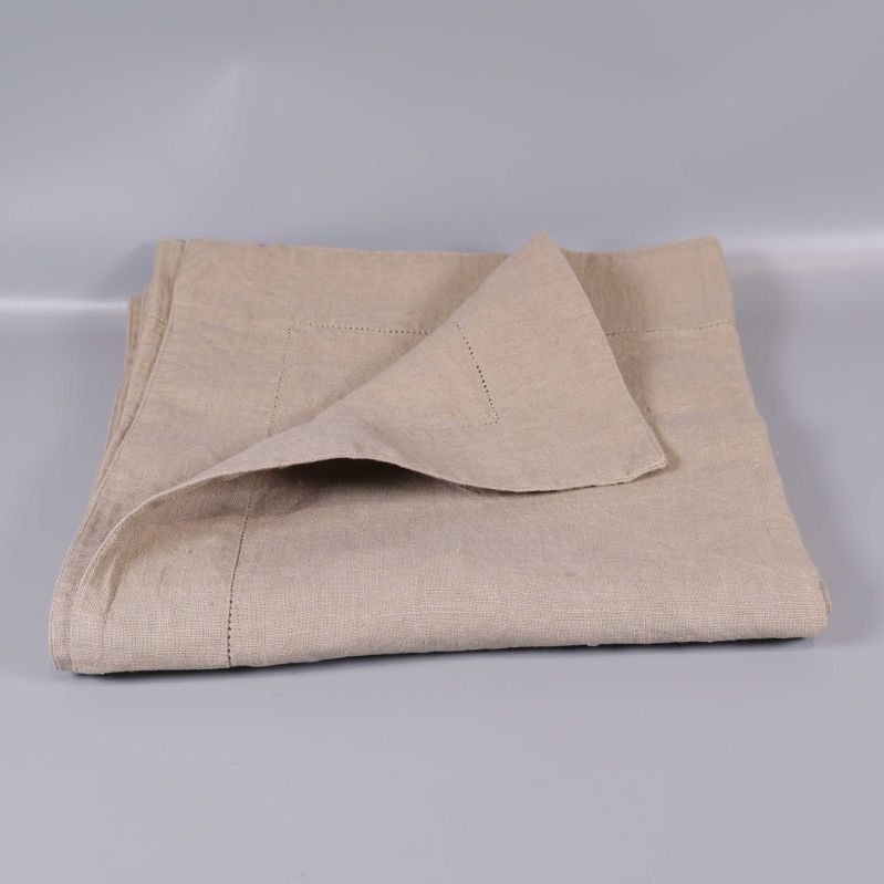 Beige linne duk vikt med synlig hörnkant