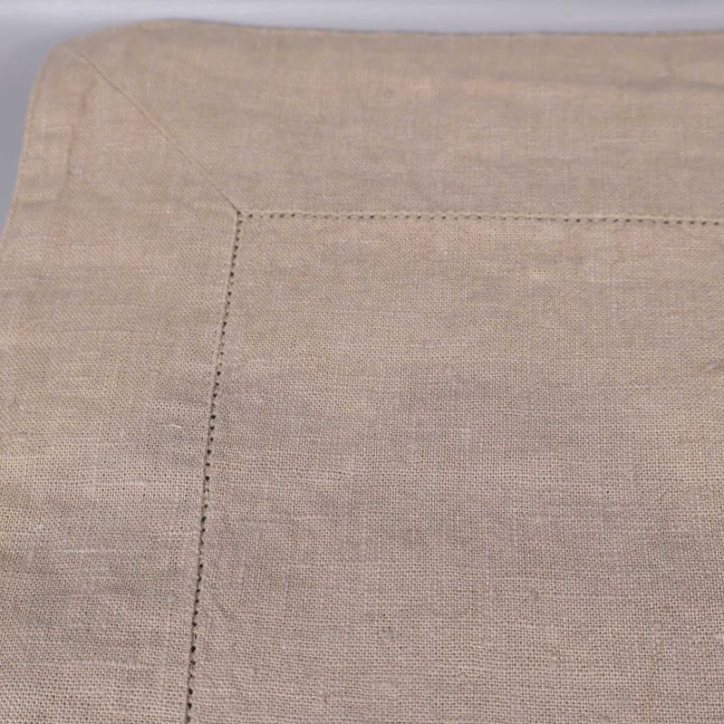 Närbild på linnelöparens dekorativa söm