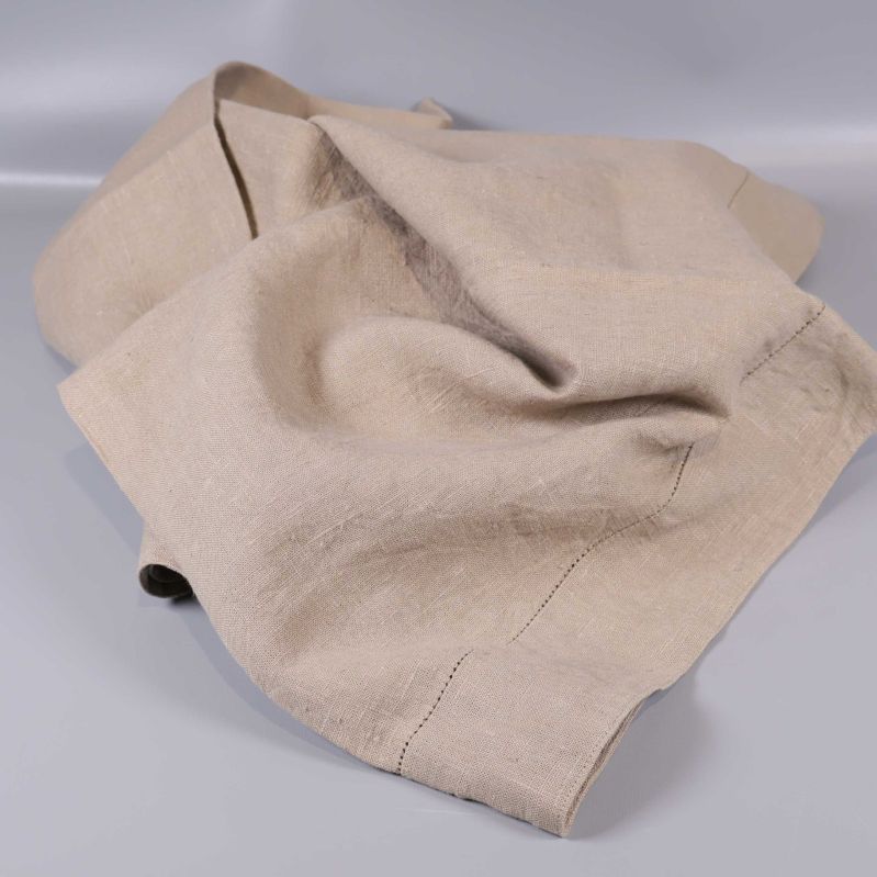 Beige linnelöpare upplagd i lösa veck