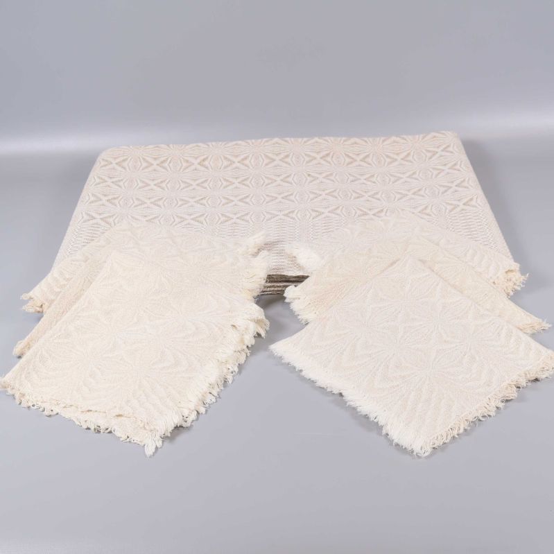 Duk och sex servetter i ljus textil med geometriskt mönster