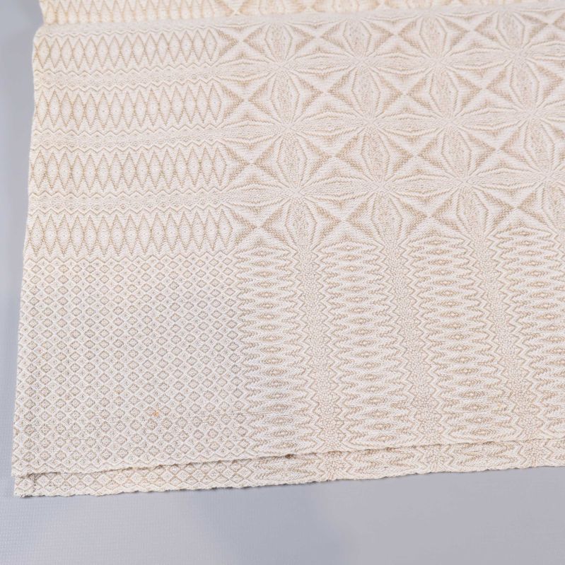 Närbild på textildel med struktur och geometriskt mönster