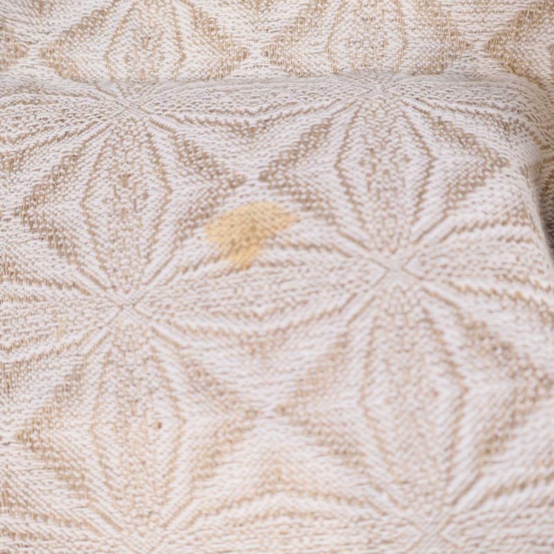 Närbild på duk med tydlig fläck i mönstret