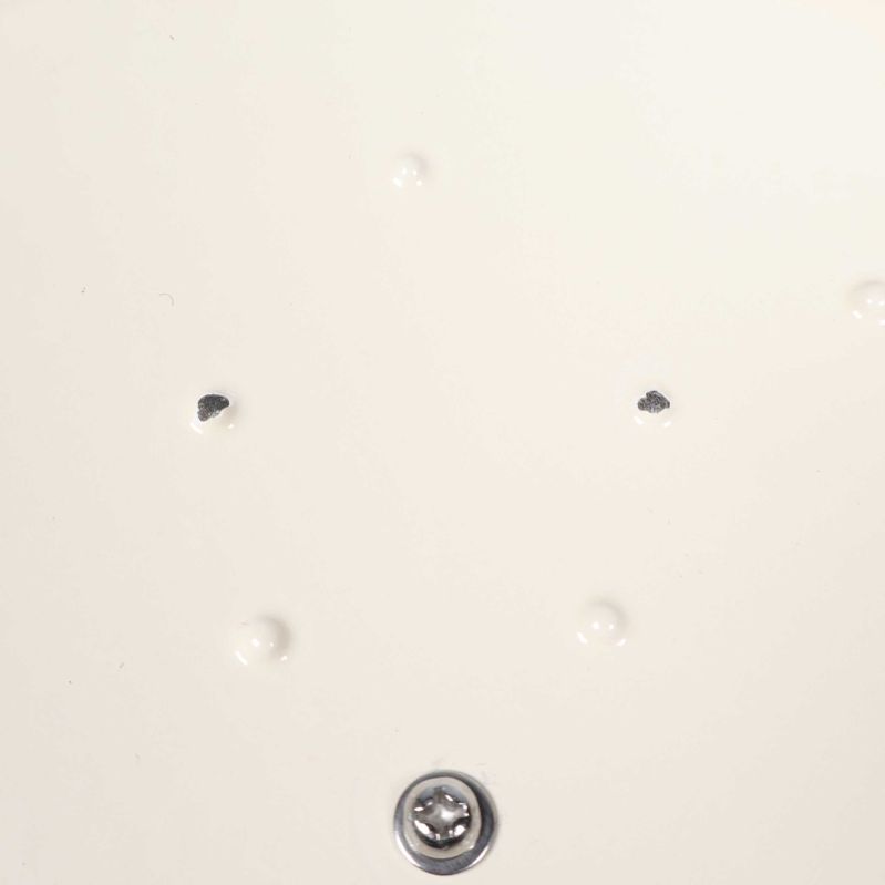 Närbild av lockets insida med små skador