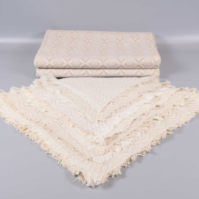 Beige duk med flera vikta servetter med fransar