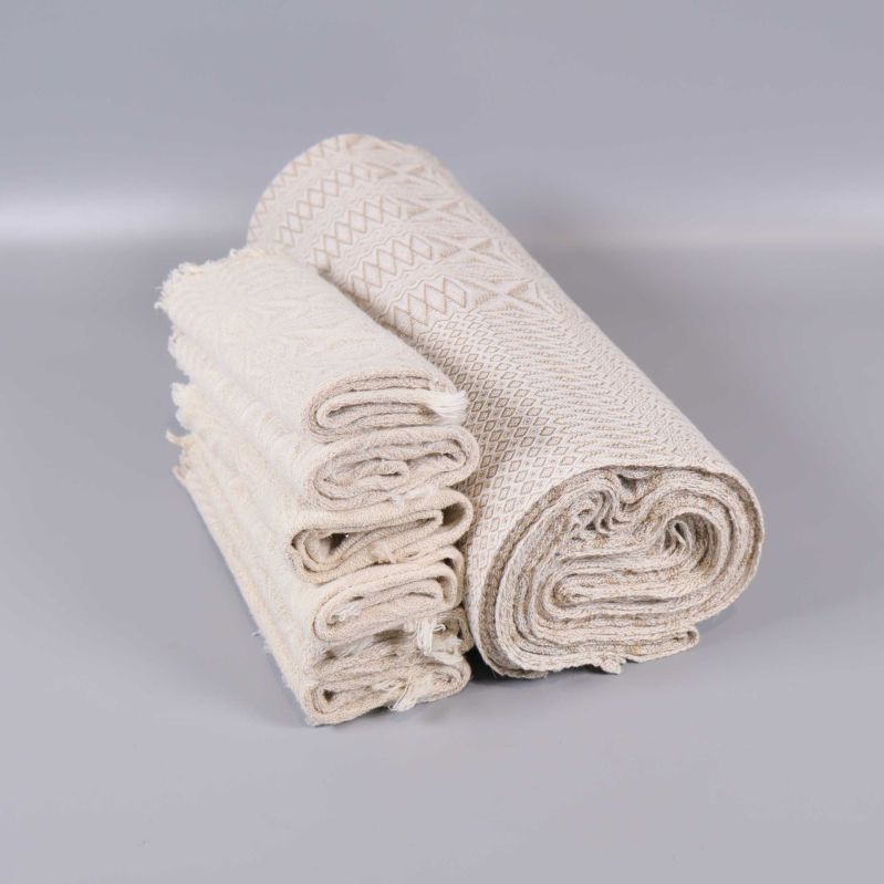 Rullad duk och vikta servetter i ljus nyans