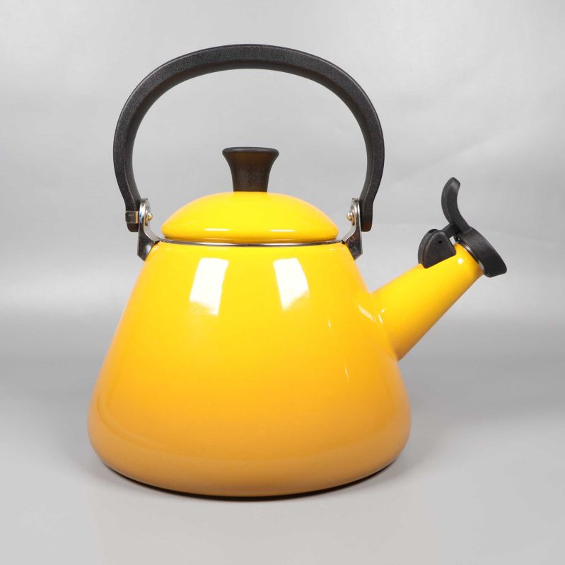 Vattenkittel i gult med svart handtag sedd framifrån mot neutral bakgrund