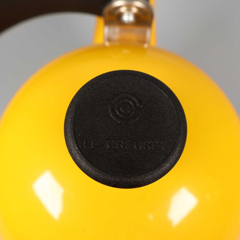 Närbild på lockets knopp med Le Creuset-logga