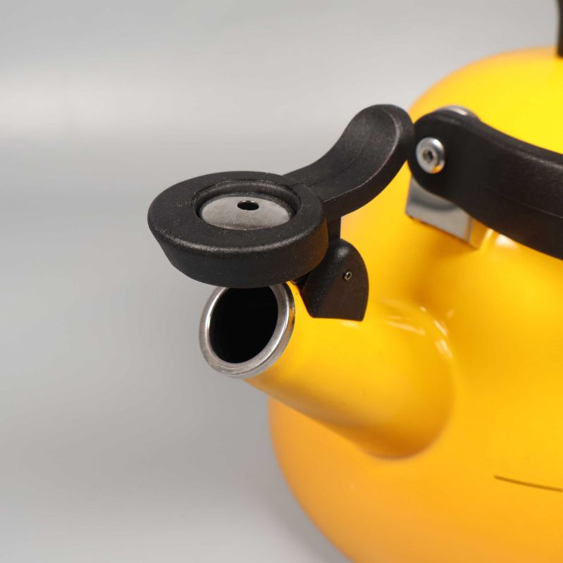 Närbild på pip med öppen vissla och metallkant