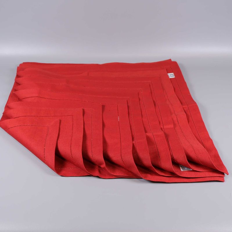 Åtta röda servetter utspridda och delvis staplade