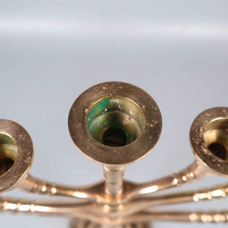 Närbild på en av ljusstakens hållare