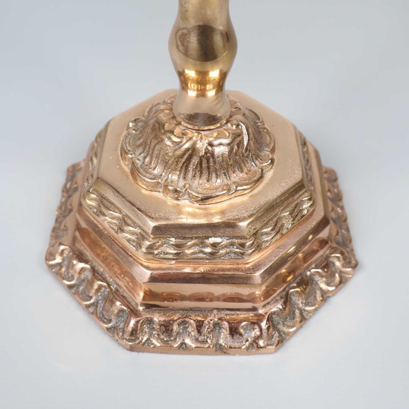 Närbild på ljusstakens dekorerade fot med mönster