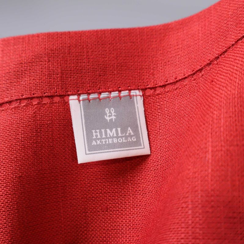 Närbild på tygetikett med texten Himla Aktiebolag