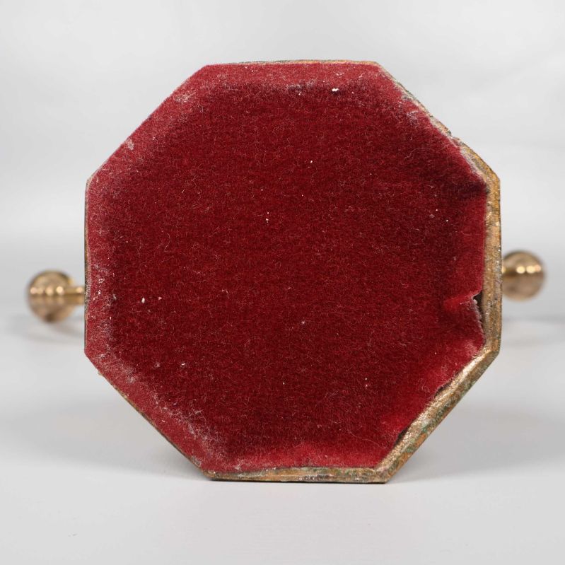 Undersidan av ljusstake täckt med röd sammetstyg