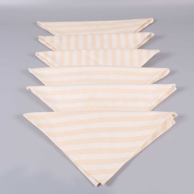 Sex vikta servetter med beigea och vita ränder