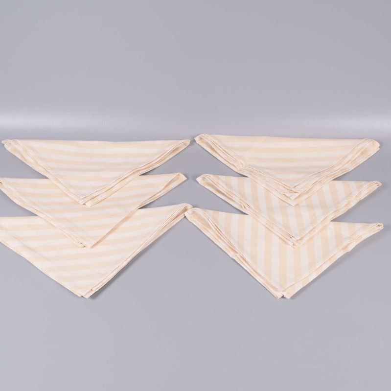 Två högar med vardera tre vikta randiga servetter