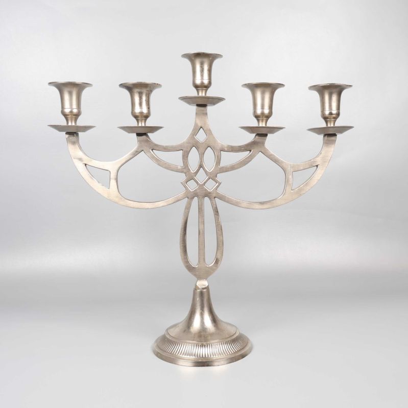 Stilren ljusstake med fem ljushållare framifrån