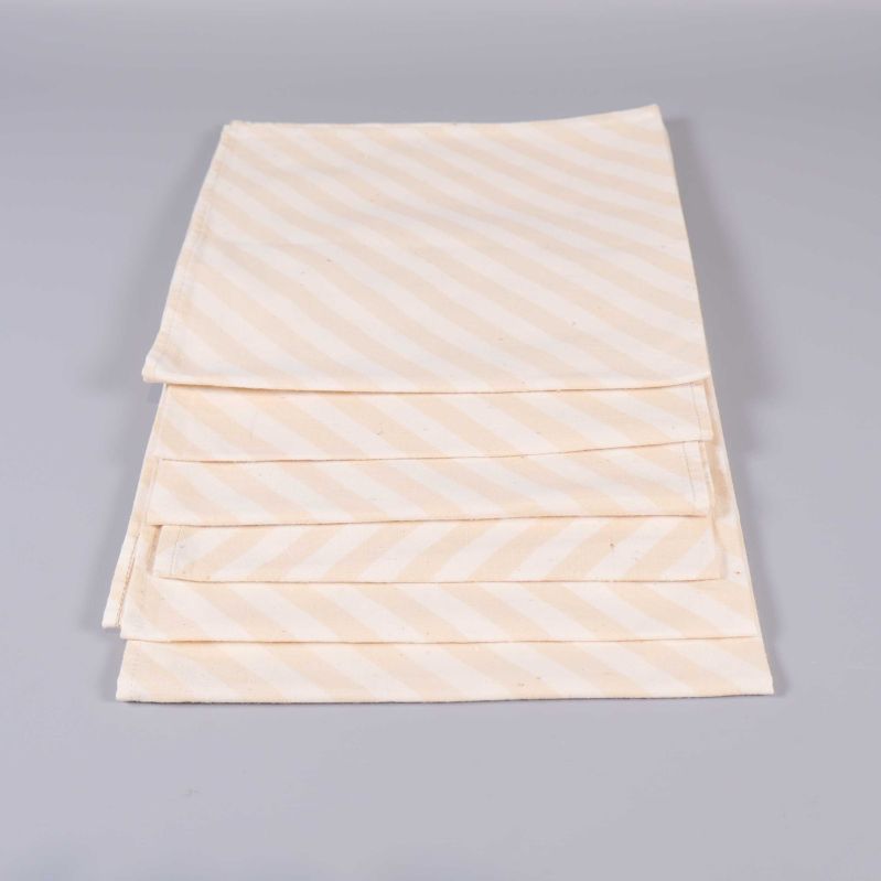 Fem servetter vikta till rektanglar med randigt mönster