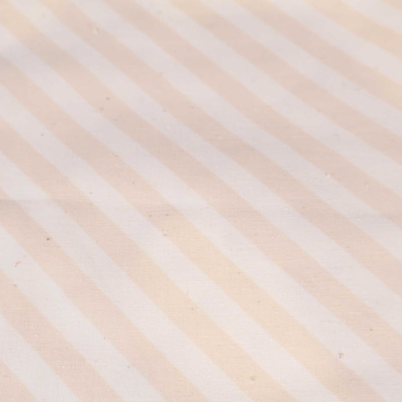 Närbild av tyg med beigevita ränder