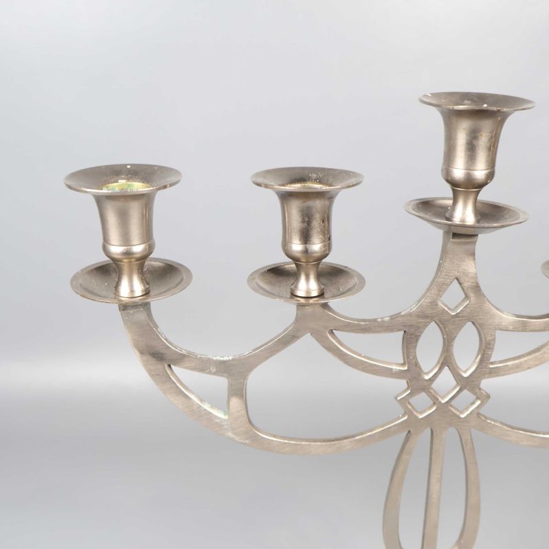 Närbild på vänstra sidan av ljusstake och ljushållare