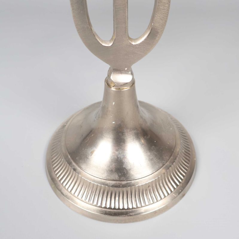 Närbild på ljusstakens fot med räfflad kant