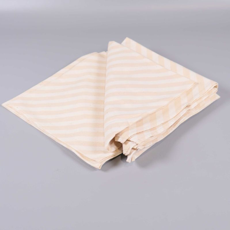 Fyra vikta servetter placerade i hög