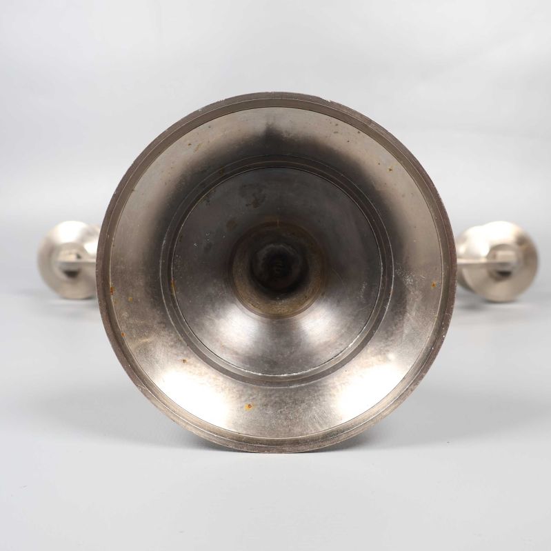 Undersidan av ljusstakens fot i metall