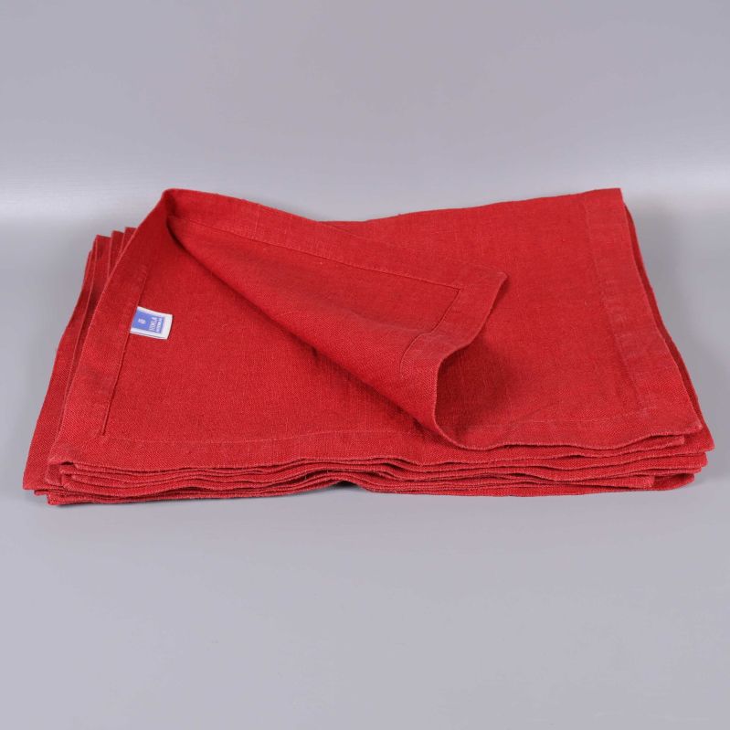 Röda servetter liggande i en vikt hög