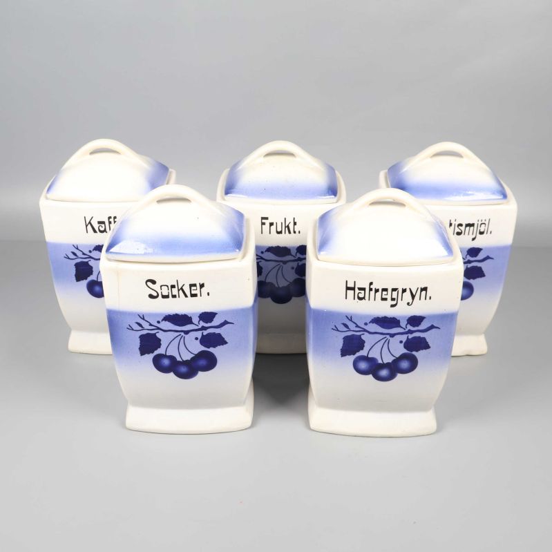 Fem blåvita burkar stående i grupp