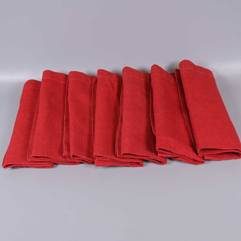 Röda servetter liggande utspritt på bordet