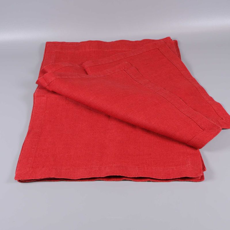 Närbild på röda servetter i lager på bord