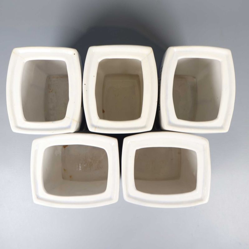 Insidorna av burkarna