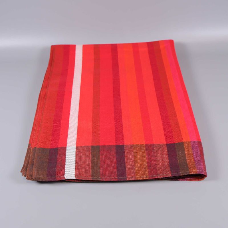 Vikta randig duk med röda och rosa toner