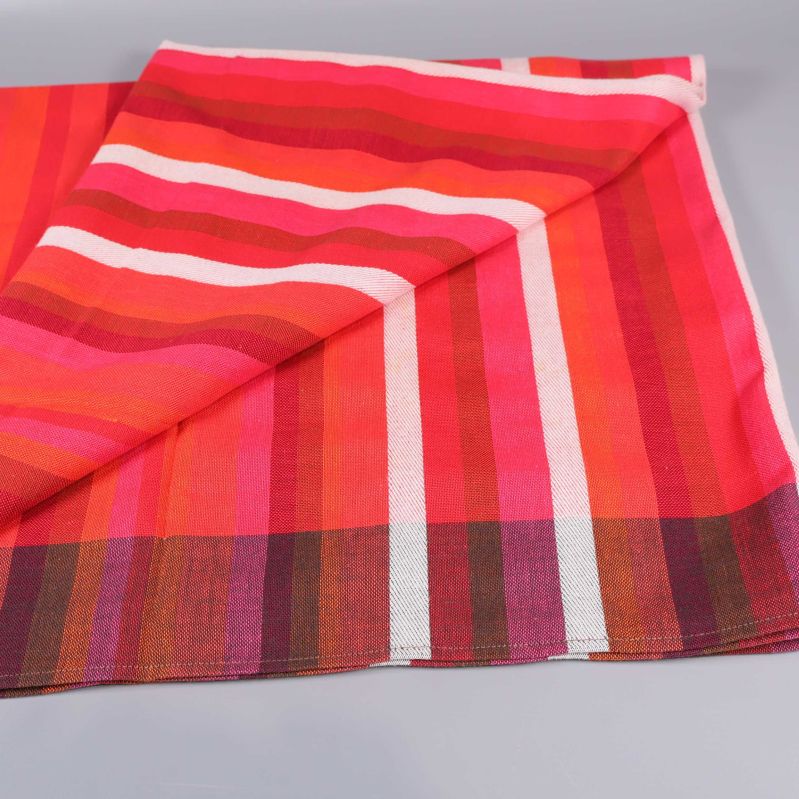 Närbild på randig duk uppvikt i hörnet