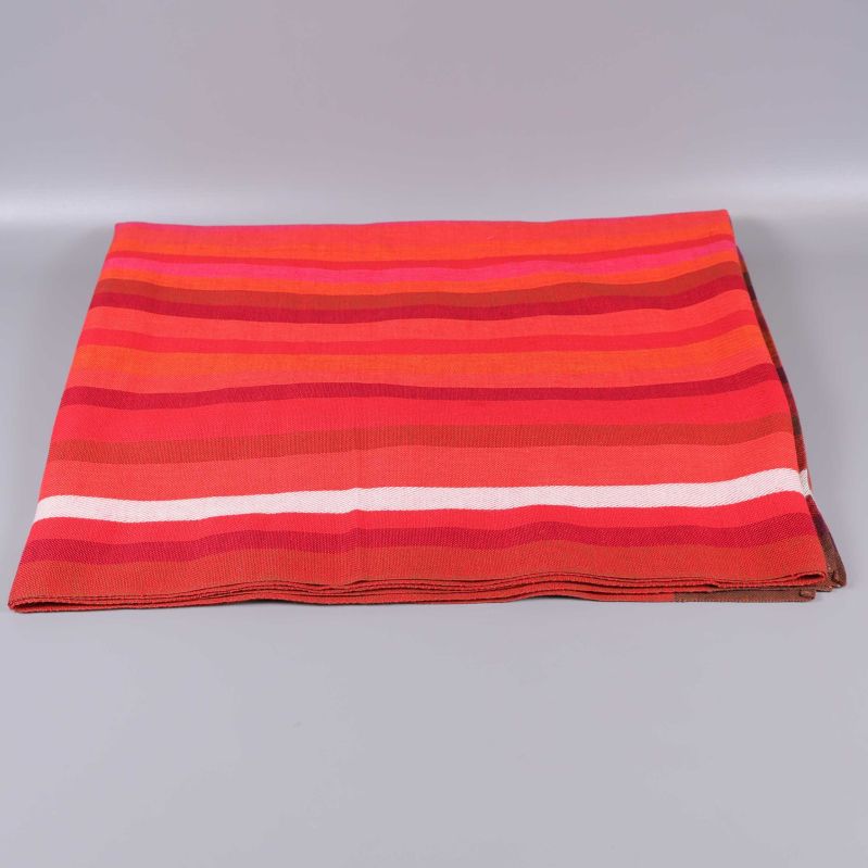 Baksidan av randig duk med röda och rosa ränder