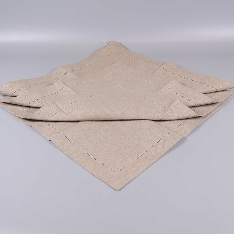Beige servett vikt i flera lager med tydlig struktur