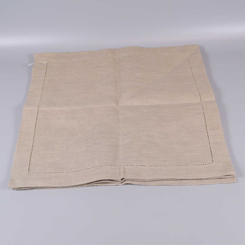 Beige fyrkantiga servetter helt utvikt på bord