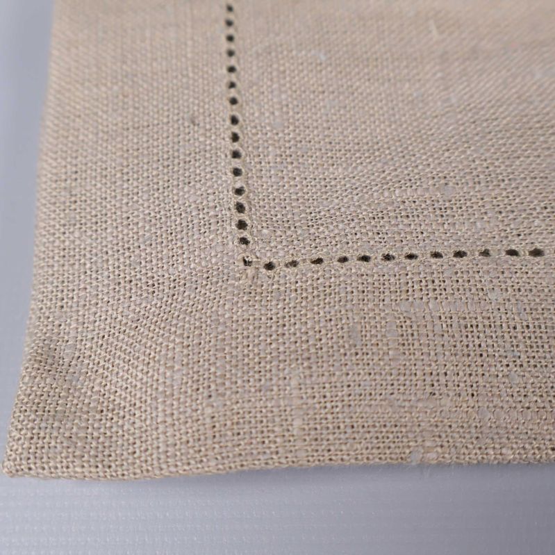 Närbild på hörnet av servett med dekorsöm