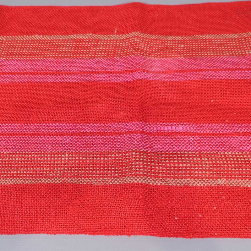 Närbild på vävad struktur och färgglada ränder i löparen