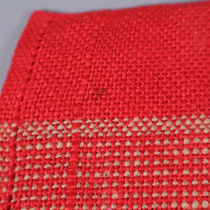 Närbild på löparens hörn med tydlig vävstruktur och liten fläck 