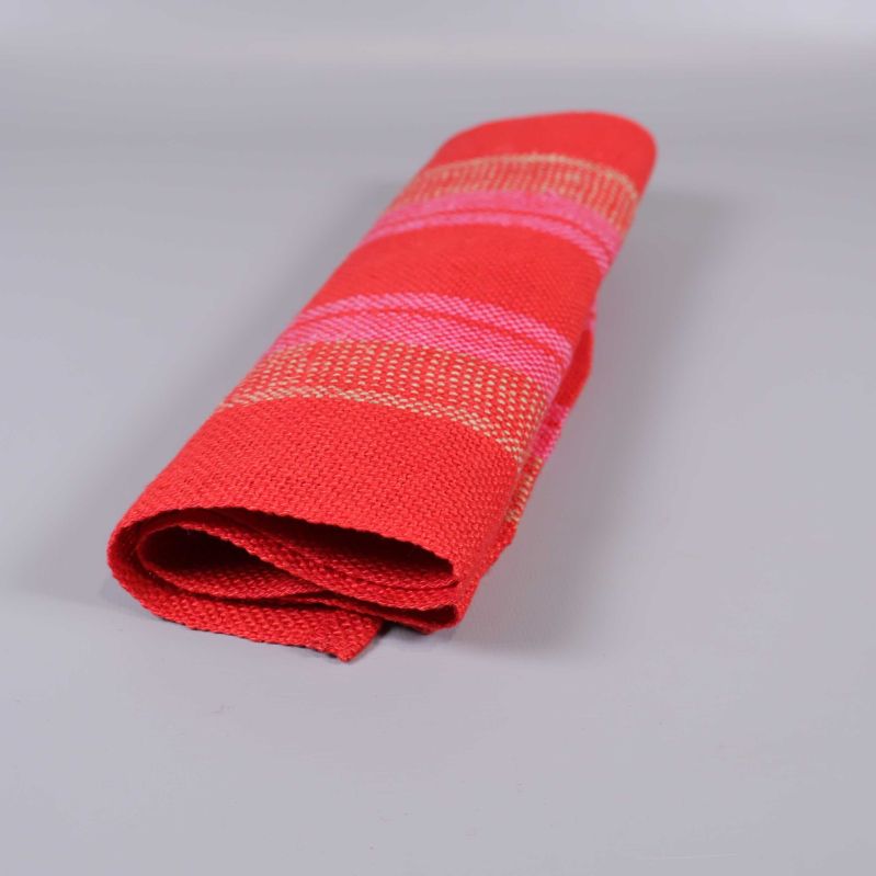 Röd löpare hoprullad för enkel förvaring