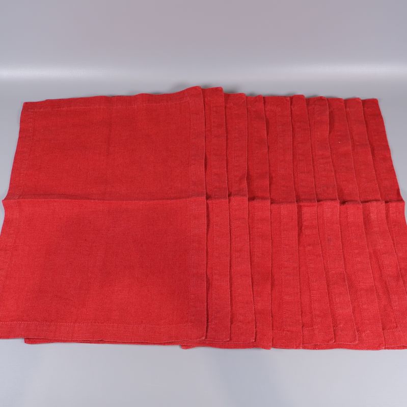 Tio röda tabletter utlagda i en rad