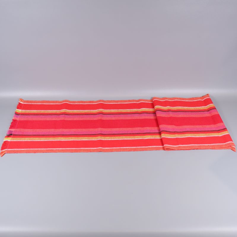 Helbild av lång färgglad randig löpare