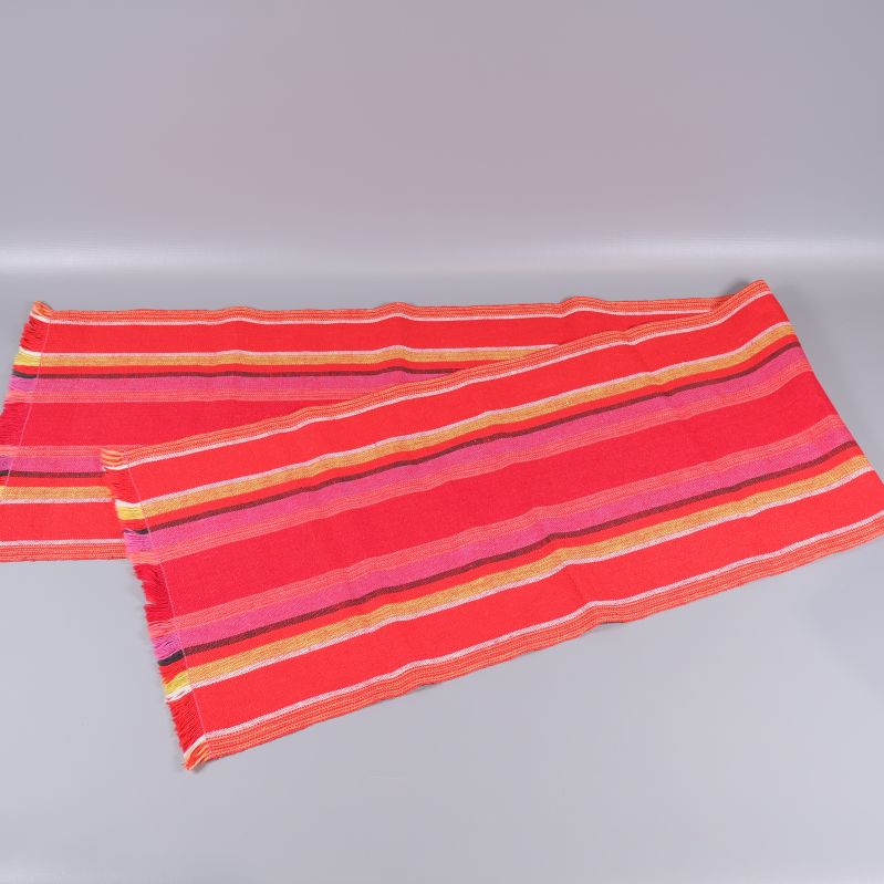 Färgglad löpare med ränder och fransar på sidan