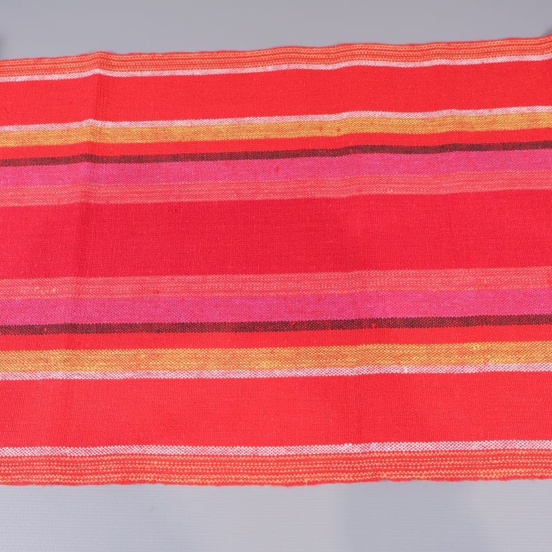 Närbild på mittpartiet av randig löpare